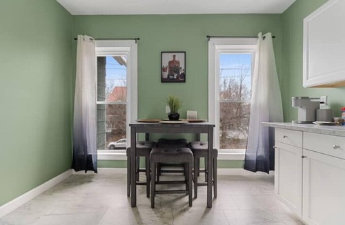 Erie Apartment | Comfortable 2 bedroom king suite/