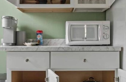 Erie Apartment | Comfortable 2 bedroom king suite/
