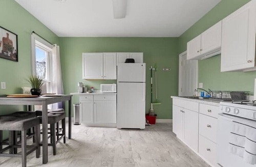 Erie Apartment | Comfortable 2 bedroom king suite/