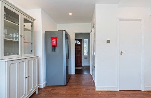 Seacroft House | Comfortable 3-Bed House in Leeds, Sleeps 5!