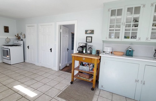 Wellfleet House | Comfortable 3BD-Walk to Uncle Tim's Bridge, Screen Porch, Ping Pong, A/C, Enclosed Outdoor Shower