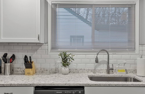 Worth House | Comfortable and cozy 4BA, 2BA Home in Worth