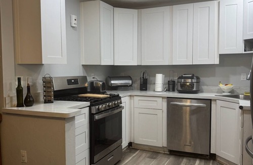 Tropic House | Comfortable centraly located home - 2-bedroom house with AC in Melbourne