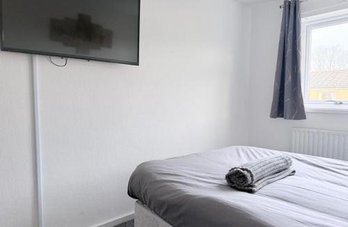Moffat House | Comfortable Double Room LS16 WiFi Parking