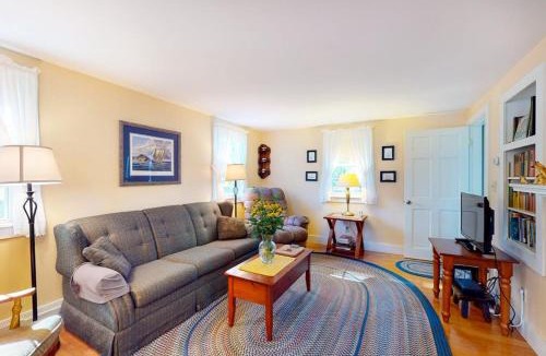 Rockland House | Comfortable home near the beach - dog-friendly - full kitchen & washer/dryer