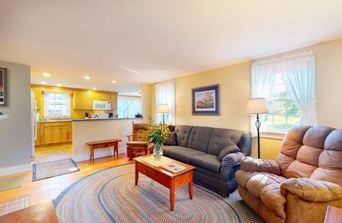 Rockland House | Comfortable home near the beach - dog-friendly - full kitchen & washer/dryer