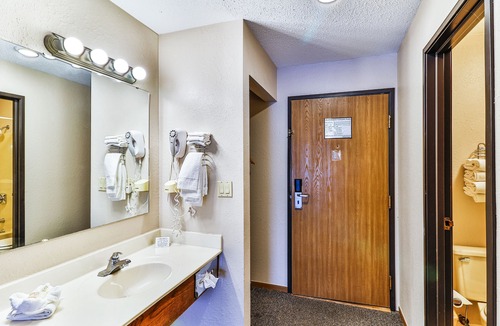 Wisconsin Dells Hotel | Comfortable Hotel Room @ Polynesian Hotel