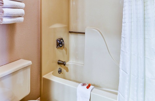 Wisconsin Dells Hotel | Comfortable Hotel Room @ Polynesian Hotel