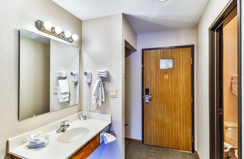 Wisconsin Dells Hotel | Comfortable Hotel Room @ Polynesian Hotel
