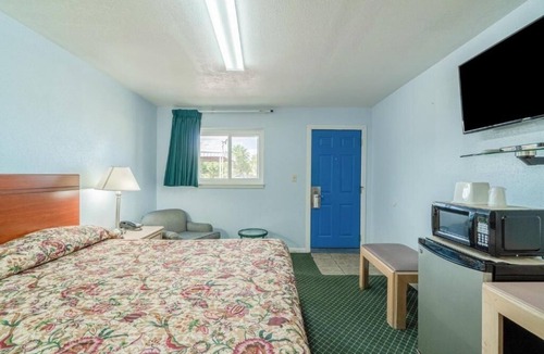 Boise City Hotel | Comfortable King-Bed Room Near Comanche National Grasslands