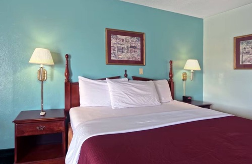 Vega Hotel | Comfortable & Quaint Room in Vega, Great Stop Along Route 66 w/Free Breakfast