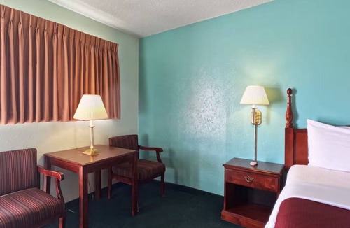 Vega Hotel | Comfortable & Quaint Room in Vega, Great Stop Along Route 66 w/Free Breakfast