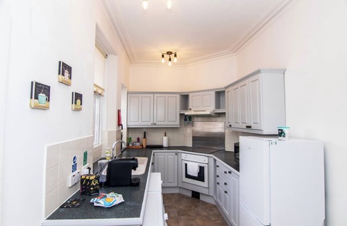 Aberdeen West End Apartment | Comfortable West End Flat with Parking Easy Access