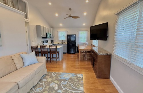 York Beach Cottage | Comfy cottage with shared pool. Walk to TWO beaches, restaurants, shops and zoo!
