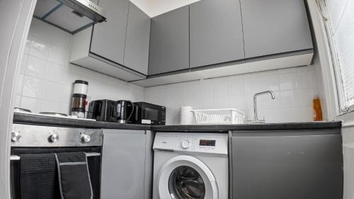 Edgbaston Apartment | Compact Modern Studio, Great Location with Parking