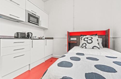 Dudley Apartment | Compact Studio Single, Kitchen, WiFi, Parking in Dudley