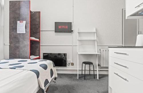 Dudley Apartment | Compact Studio Single, Kitchen, WiFi, Parking in Dudley