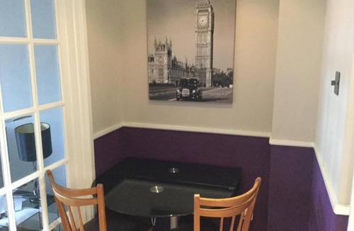 Shepton Mallet Bed & Breakfast | Constantine Court Homestay Shared bathroom with owner