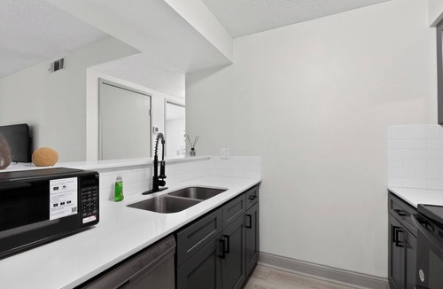 Lenexa Apartment | Contemporary 2BR apartment with workspace