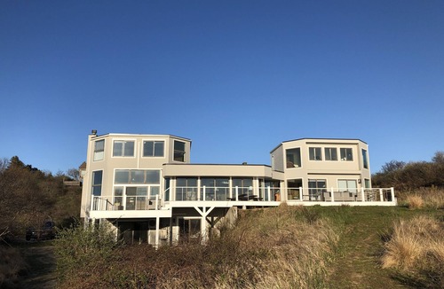 North Truro House | Contemporary beach house on dune directly on Cape Cod Bay