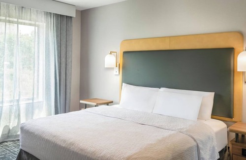 Canonsburg Hotel | Contemporary King Suite with Home-Style Comfort Minutes from Area Attractions