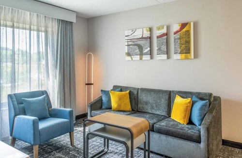 Canonsburg Hotel | Contemporary King Suite with Home-Style Comfort Minutes from Area Attractions