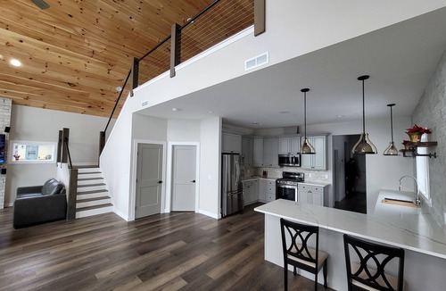 Hillman House | Contemporary Lakehouse Retreat: Where Paradise Meets Comfort