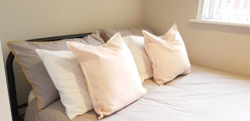 Broadheath House | CONTRACTOR ACCOMMODATION SLEEPS 6 - 11 - MANCHESTER AIRPORT CITY