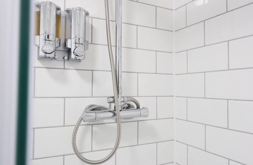 Margam Condo | Contractor Studio Parking Smart TV & Kitchen
