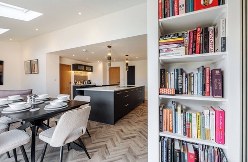 Knotty Ash House | Contractors Welcome | Games Room | 6 Smart TVs | Free Off-Street Parking