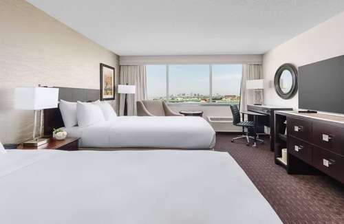 Phoenix Hotel | Convenient Phoenix Stay Near Airport with Pool and Free Shuttle 24/7