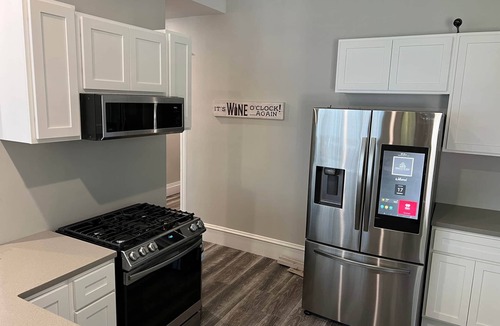 Leitchfield House | Cookie Monster Room 🚭 @ Homestay On Main