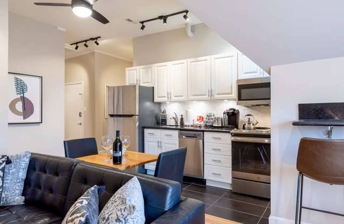 Walnut Hills Apartment | Cool and Modern 3rd Floor 2-Bedroom Walk-up
