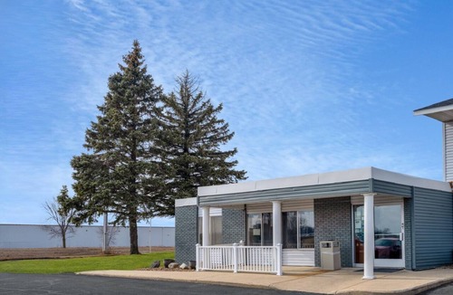 Owatonna Hotel | Coratel Inn & Suites by Jasper Owatonna - Standard 1 Queen Bed NS
