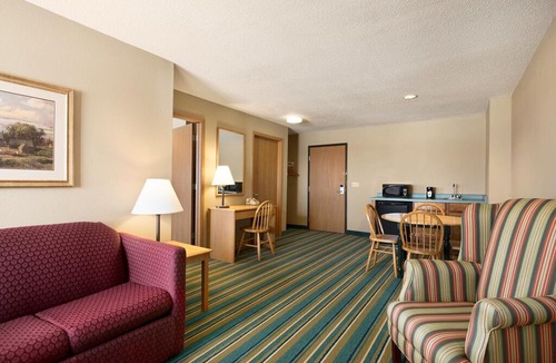 New Richmond Hotel | Coratel Inn & Suites New Richmond - Jacuzzi Suite Accessible Room Non-Smoking