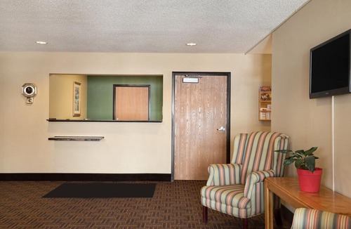 New Richmond Hotel | Coratel Inn & Suites New Richmond - Jacuzzi Suite Accessible Room Non-Smoking