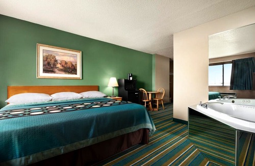 New Richmond Hotel | Coratel Inn & Suites New Richmond - Jacuzzi Suite Oversized Non-Smoking