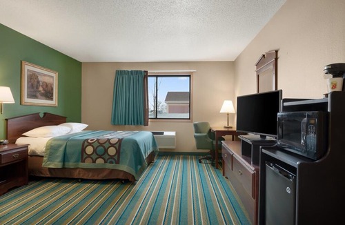 New Richmond Hotel | Coratel Inn & Suites New Richmond - 1 Queen Studio Suite Oversized NS