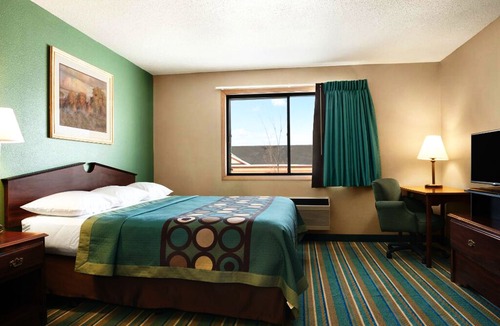 New Richmond Hotel | Coratel Inn & Suites New Richmond - 1 Queen Studio Suite Oversized NS