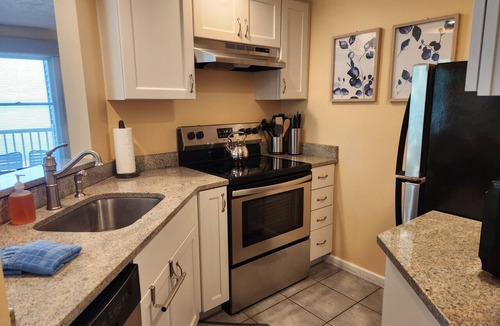 Traverse City Condo | Corner unit, Bayfront, Private Balcony - North Shore Inn Unit 201