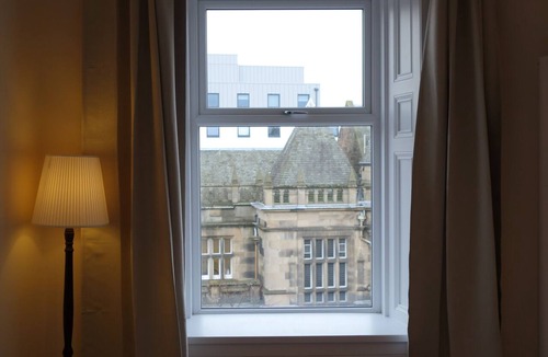 Leith Apartment | Cosy 2BD Flat on Vibrant Leith Walk, Edinburgh