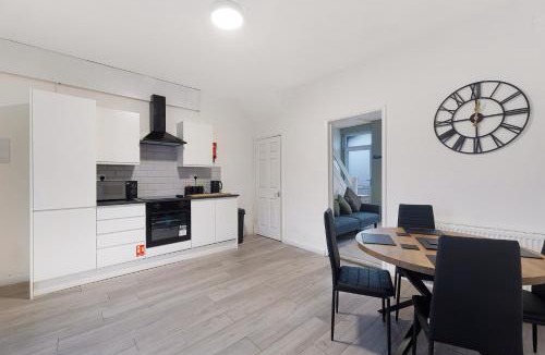 Peterlee House | Cosy 2BR Apartment Sleeps 4 by Stay With Us