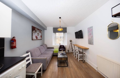 Tollcross Apartment | Cosy and central apartment in Edinburgh right beside the Meadows