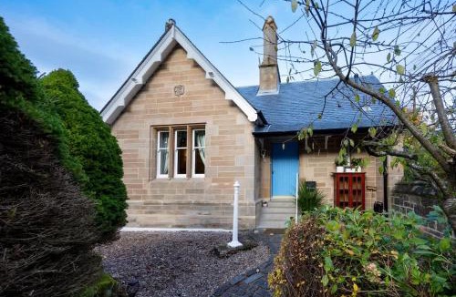 Old Kilpatrick House | Cosy Lodge Getaway with Private Beach & Fireplace