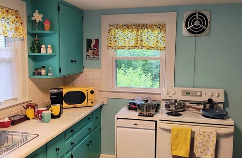 Warfleigh House | Cosy Retro 2 bedroom Cottage in vibrant Broad Ripple Village Indianapolis