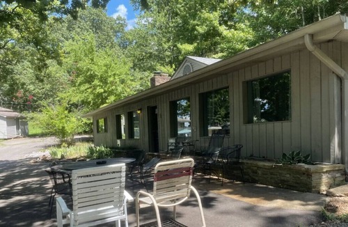 Almo House | Cottage 1 · Lakeview Home on Kentucky Lake - Sleeps 12 - Pet Friendly!