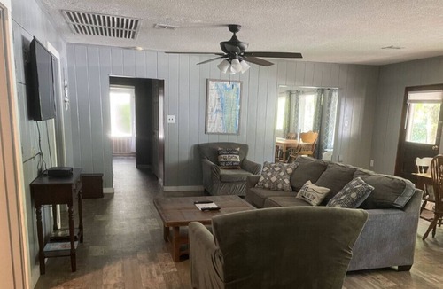 Almo House | Cottage 1 · Lakeview Home on Kentucky Lake - Sleeps 12 - Pet Friendly!