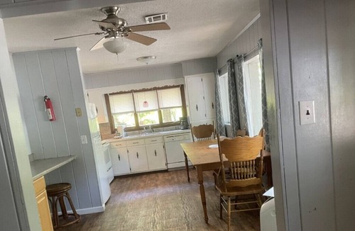 Almo House | Cottage 1 · Lakeview Home on Kentucky Lake - Sleeps 12 - Pet Friendly!