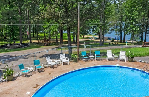 Almo House | Cottage 1 · Lakeview Home on Kentucky Lake - Sleeps 12 - Pet Friendly!