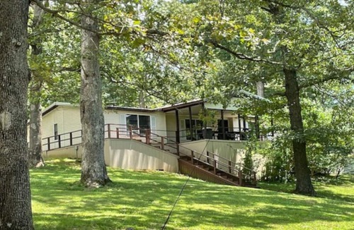 Almo Cabin | Cottage 11 · Lakeview home on Kentucky Lake - Sleeps 12 - Pet Friendly!